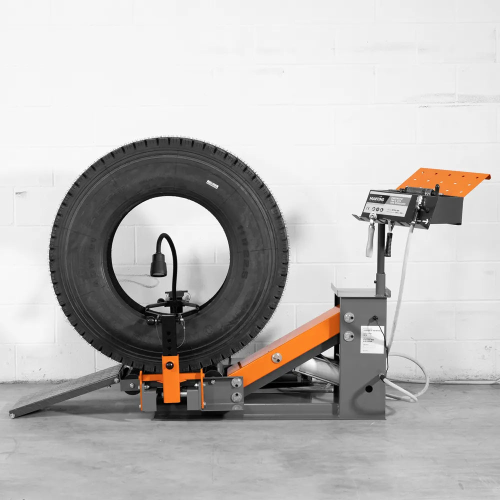 Pneumatic TBR & OTR tire spreader